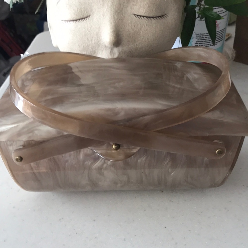 Vintage pearlized Llewelyn marbleized goldtone lucite hand bag circa 1950, 60s